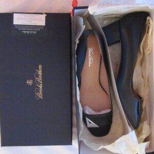 Brooks Brothers womens modern low heel pumps, sz 7.5U,  black with triangle trim